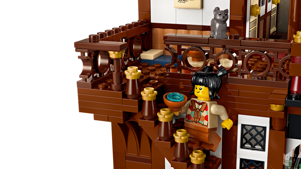 Iconic Ancient Moon-Gazing Inn | 80121