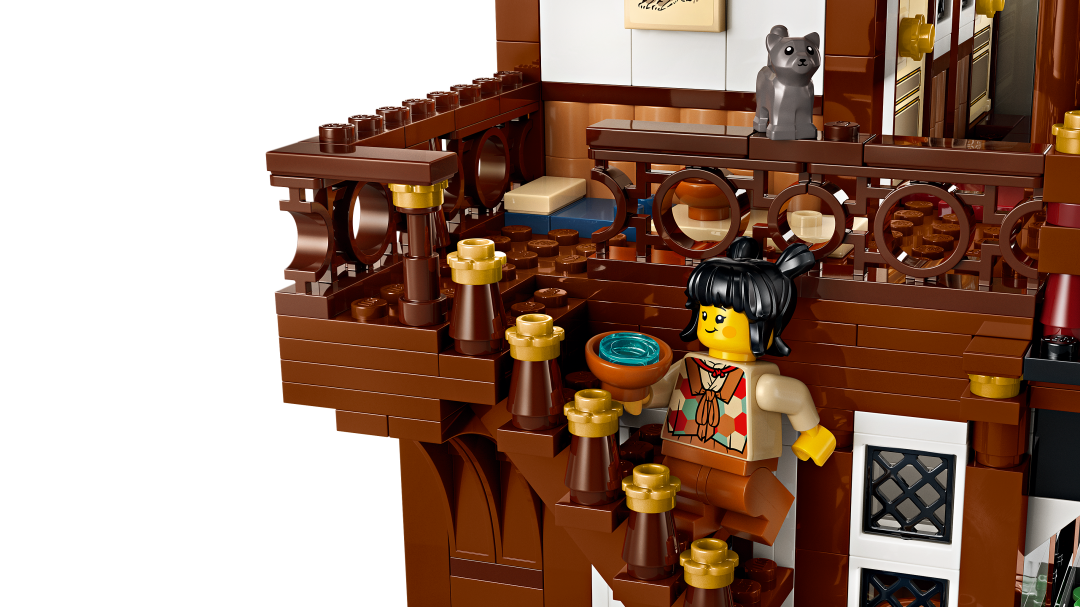 Iconic Ancient Moon-Gazing Inn | 80121