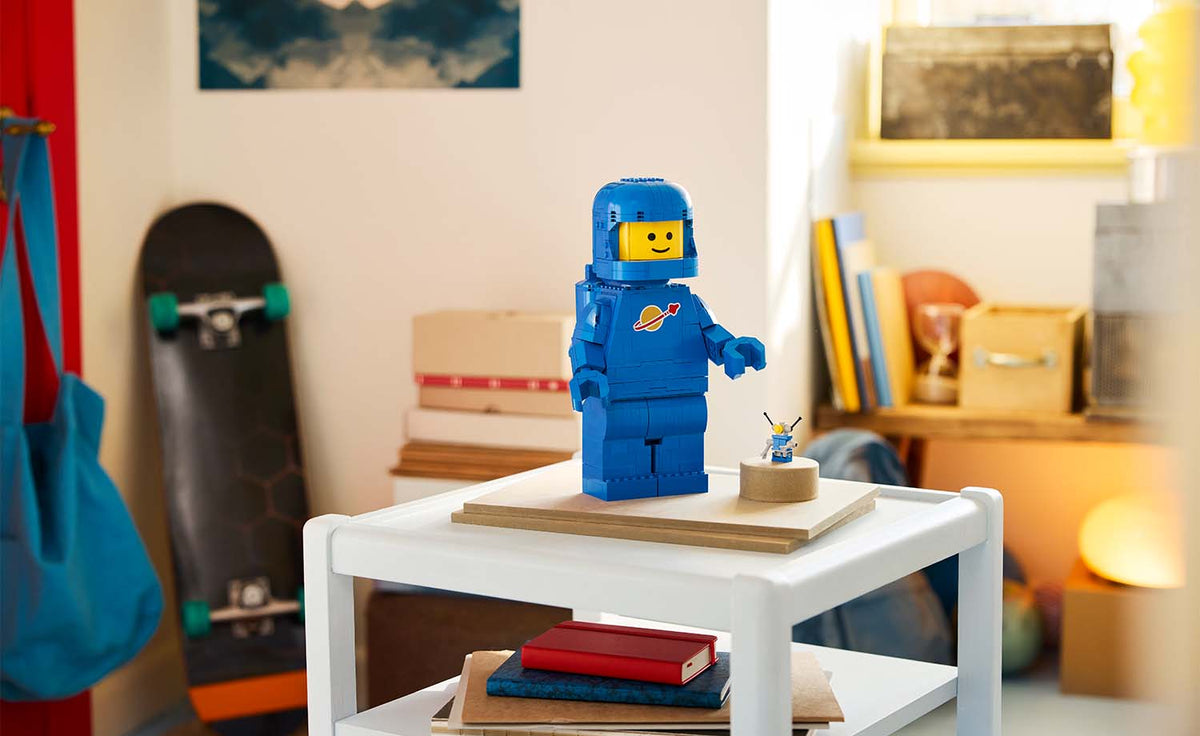 Iconic Scaled-Up Blue Astronaut Minifigure | 40921