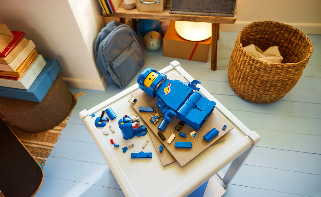 Iconic Scaled-Up Blue Astronaut Minifigure | 40921