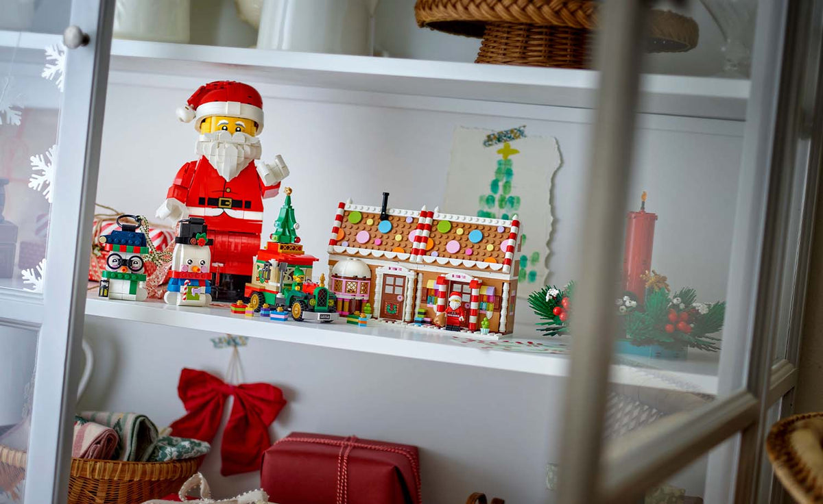 Iconic Up-Scaled Santa Minifigure | 40820