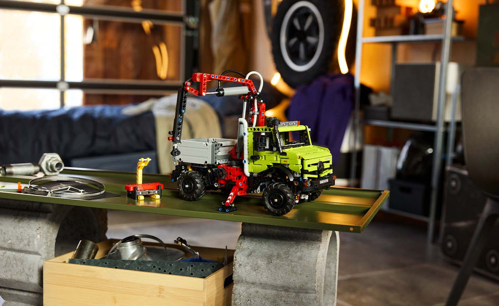 Technic Mercedes-Benz Unimog U 5023 with Crane | 42242