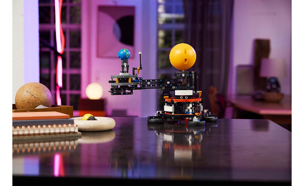 Technic Planet Earth and Moon in Orbit | 42179