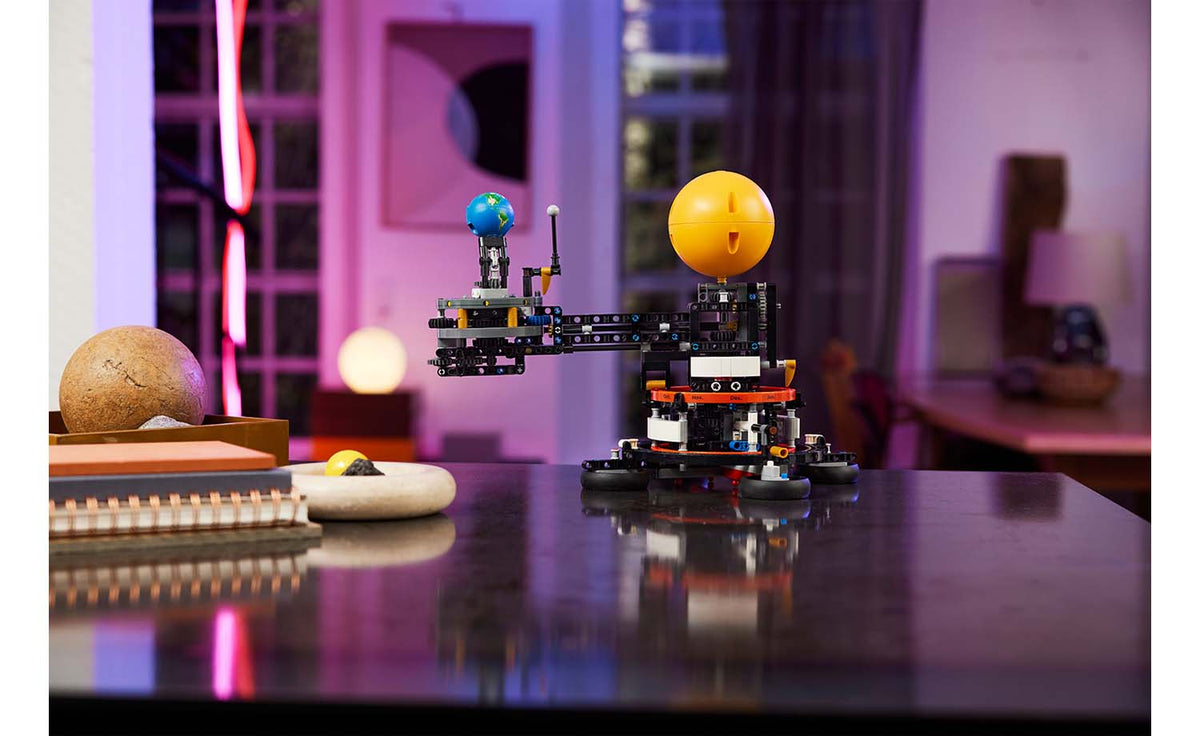 Technic Planet Earth and Moon in Orbit | 42179